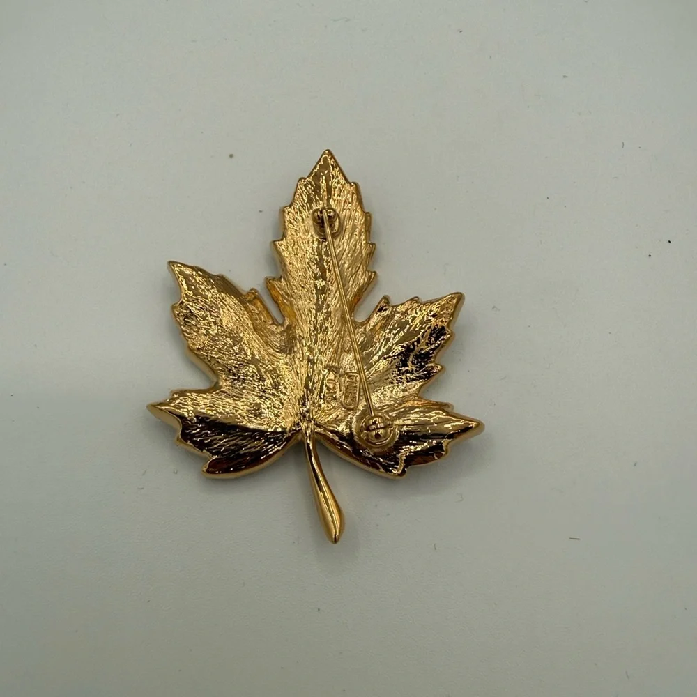 C537 Kenneth Jay Lane (KJL) crystal maple leaf brooch - Picture 3 of 7